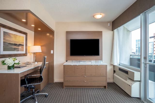 Best Western Premier Chateau Granville Hotel & Suites & Conf. Centre-套房, 1 张特大床, 无烟房, 阳台 (with Sofabed)-3