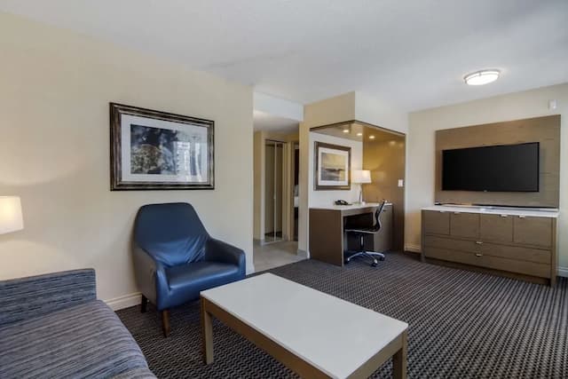 Best Western Premier Chateau Granville Hotel & Suites & Conf. Centre-套房, 1 张特大床, 无烟房, 阳台 (with Sofabed)-5