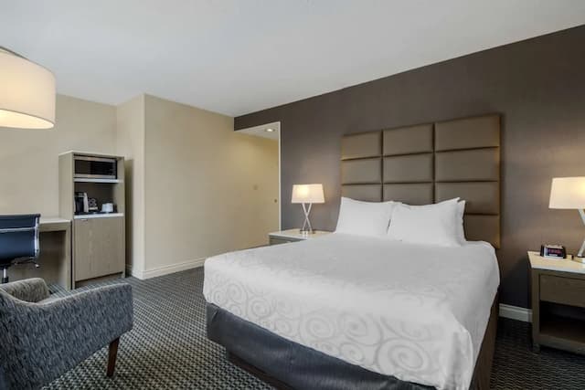 Best Western Premier Chateau Granville Hotel & Suites & Conf. Centre-高级房, 1 张大床, 无烟房, 阳台-1