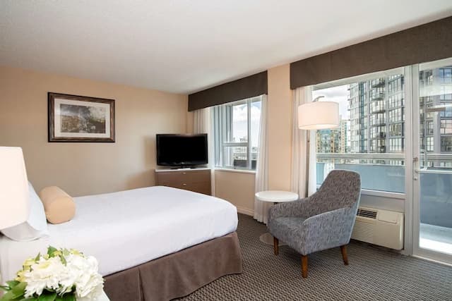 Best Western Premier Chateau Granville Hotel & Suites & Conf. Centre-高级房, 1 张大床, 无烟房, 阳台-2