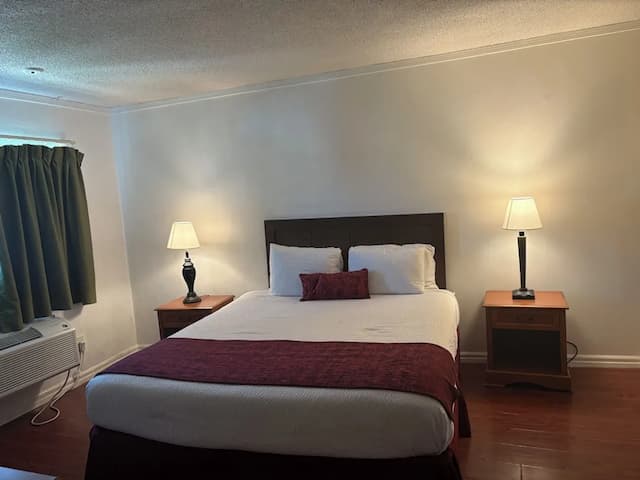 Hometown Inns North Hills-Deluxe Single Room-1