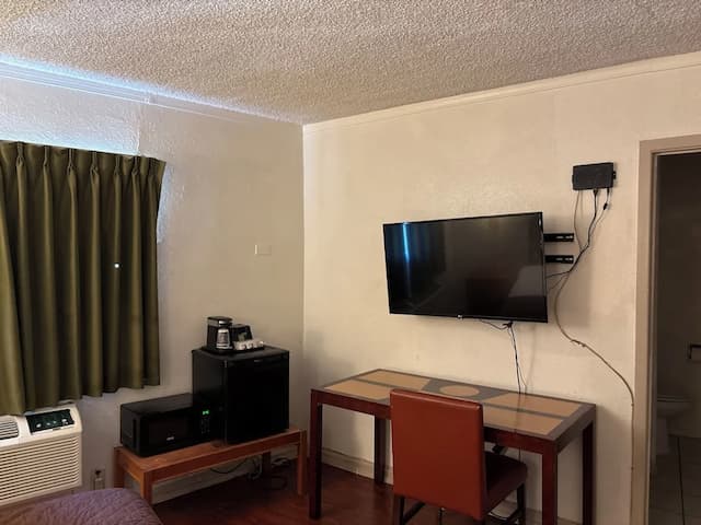 Hometown Inns North Hills-Deluxe Single Room-2