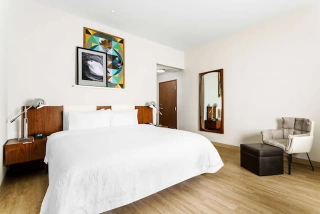 Hampton Inn & Suites Santa Monica-客房, 1 张特大床, 无烟房-2