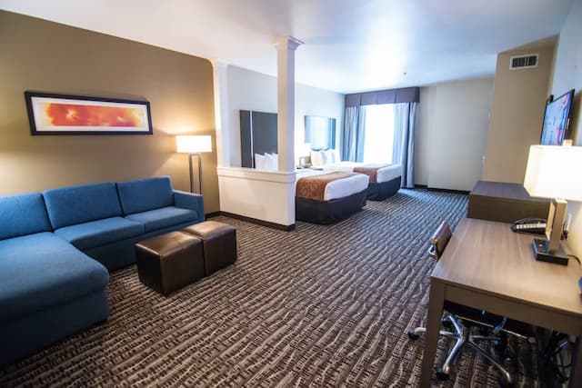 샘 휴스턴 레이스 파크 근처의 컴포트 스위트-스위트, 퀸사이즈침대 2개, 금연-1