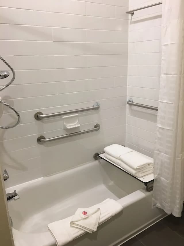 샘 휴스턴 레이스 파크 근처의 컴포트 스위트-스위트, 퀸사이즈침대 2개, 장애인 지원, 금연-6