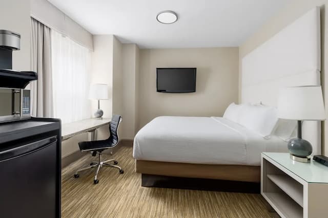 Holiday Inn Express Chicago - Magnificent Mile by IHG-Standard Room, 1 King Bed-1