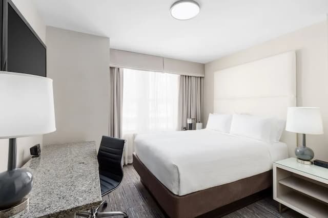 Holiday Inn Express Chicago - Magnificent Mile by IHG-Standard Room, 1 King Bed-4