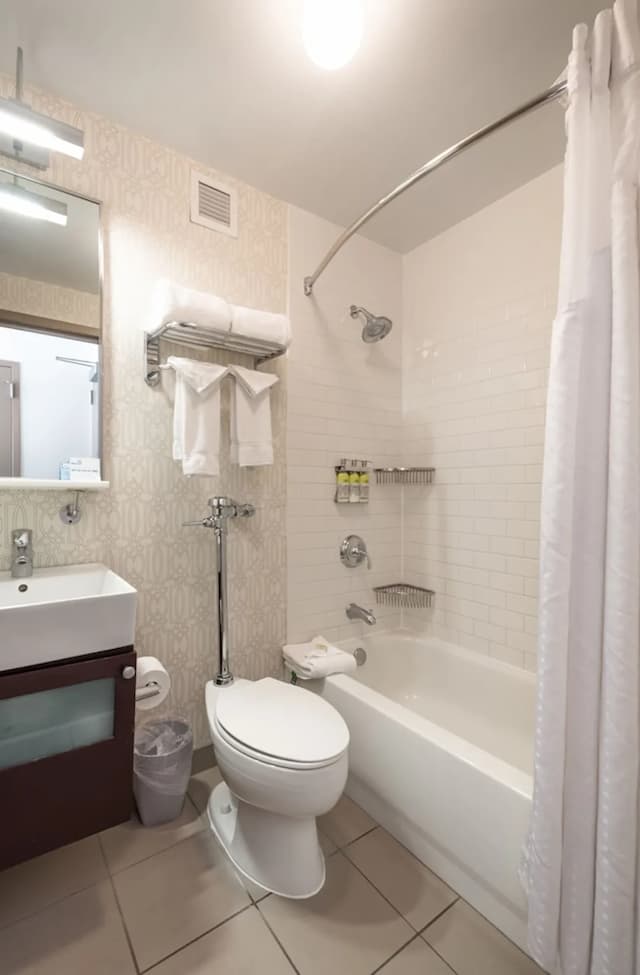 Holiday Inn Express Chicago - Magnificent Mile by IHG-Standard Room, 1 Queen Bed-7