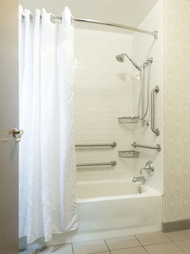 Holiday Inn Express Chicago - Magnificent Mile by IHG-Standard Room, 1 Queen Bed-6