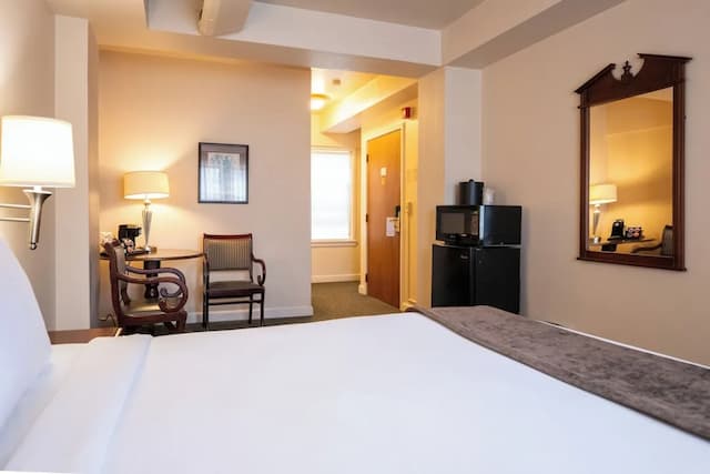 인 앳 버지니아 메이슨-스탠다드룸, 퀸사이즈침대 1개 (Traditional Queen Room)-2