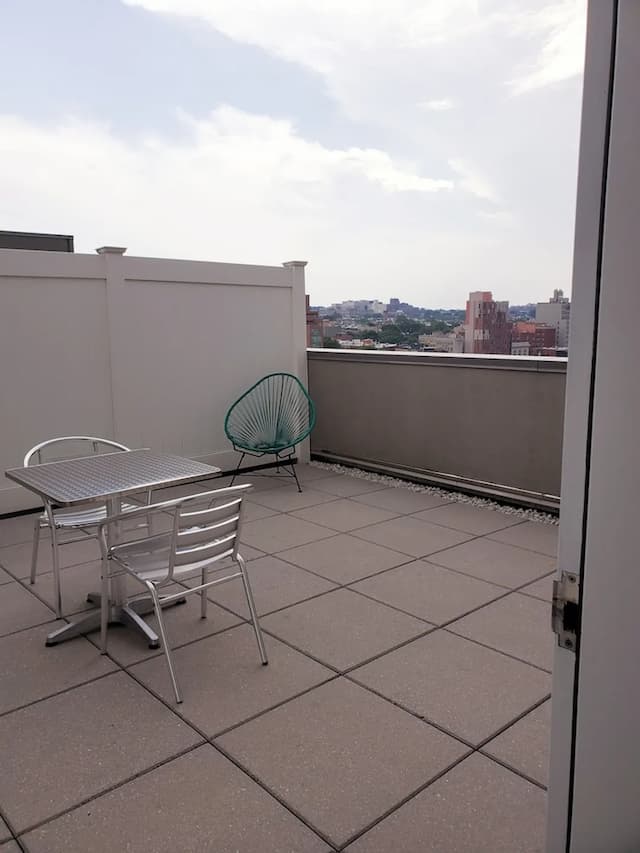 フェアフィールド・イン & スイート・バイ・マリオット・ニューヨーク・ブルックリン-ルーム キングベッド 1 台 バルコニー-6