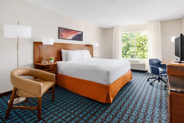 Fairfield Inn & Suites Houston The Woodlands-客房, 1 张特大床 (Mobility Accessible, Roll-In Shower)-1