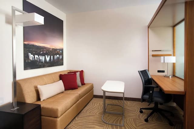 SpringHill Suites Los Angeles Burbank/Downtown-Studio, 1 King Bed with Sofa bed, Mountain View (Hearing Accessible)-2