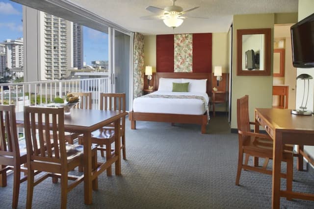 Pacific Monarch Hotel-Studio Suite (1 Queen Bed)-5