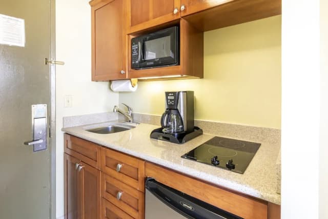 Pacific Monarch Hotel-Studio Suite, Partial Ocean View (1 Queen Bed)-4