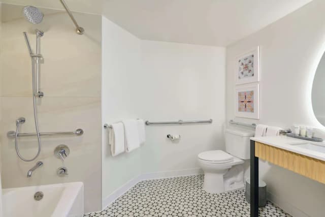 OUTRIGGER Waikiki Paradise Hotel-Room, 1 King Bed, Accessible (Waikiki View)-4