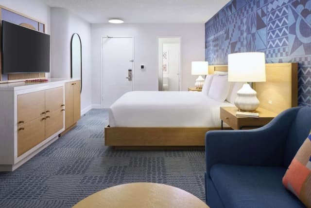 OUTRIGGER Waikiki Paradise Hotel-Room, 1 King Bed, Accessible (Waikiki View)-3