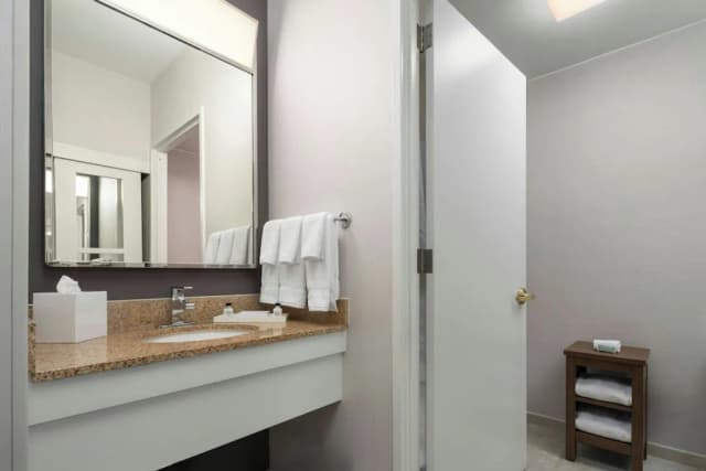 Courtyard New York Manhattan/ Midtown East-Deluxe Room, 1 King Bed with Sofa bed-4