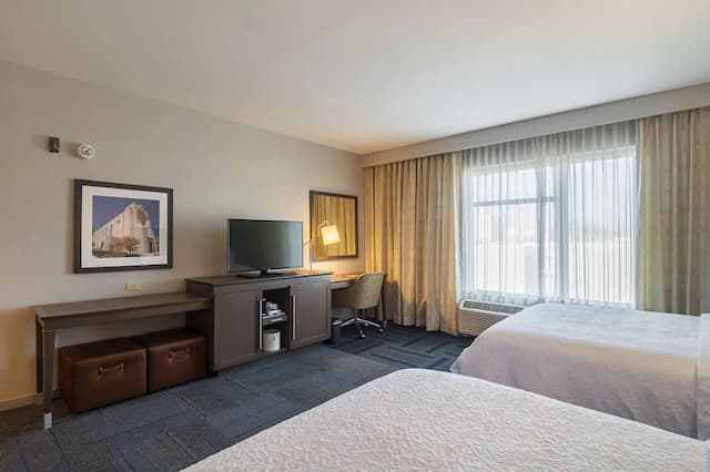 Hampton Inn Chicago North-Loyola Station-客房, 2 张大床, 无障碍 (Roll In Shower, Mobility)-3