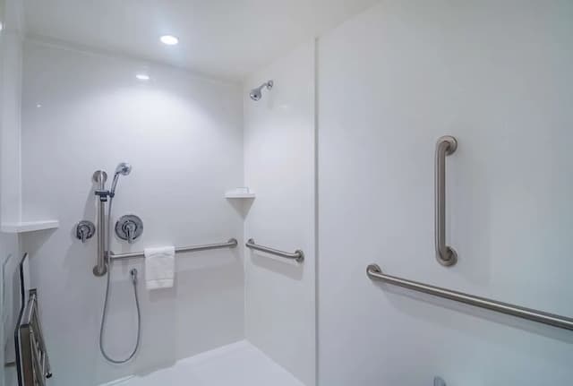 Hampton Inn Chicago North-Loyola Station-客房, 2 张大床, 无障碍 (Roll In Shower, Mobility)-4
