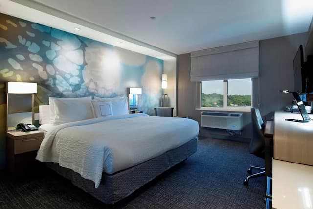 Courtyard by Marriott New York Queens/Fresh Meadows-客房, 1 张特大床-1
