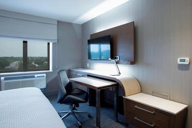 Courtyard by Marriott New York Queens/Fresh Meadows-客房, 1 张特大床-2