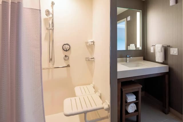 Courtyard by Marriott New York Queens/Fresh Meadows-客房, 1 张特大床-6