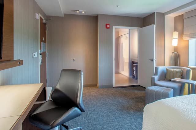 Courtyard by Marriott New York Queens/Fresh Meadows-客房, 1 张特大床-3