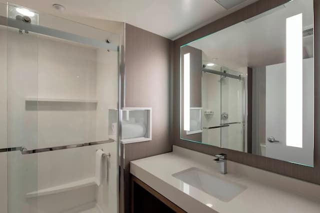 Courtyard by Marriott New York Queens/Fresh Meadows-客房, 1 张特大床-5