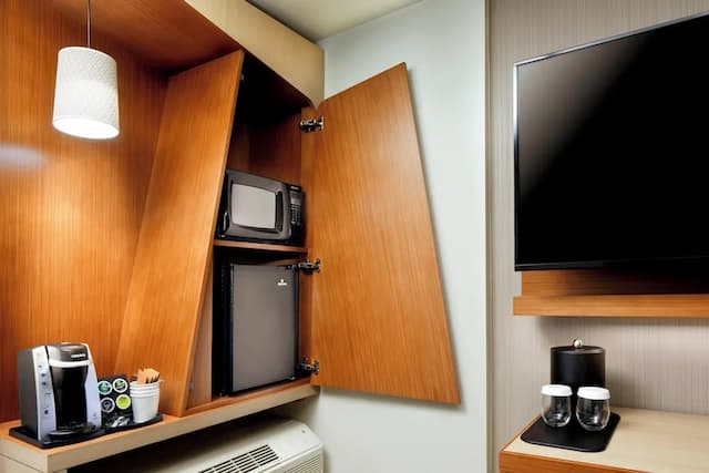 コートヤード・ヒューストン・インターコンチネンタル・エアポート-ルーム キングベッド 1 台ソファーベッド付き-8