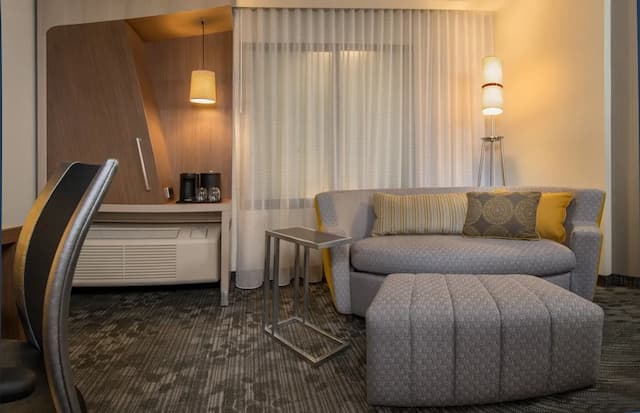 コートヤード・ヒューストン・インターコンチネンタル・エアポート-ルーム キングベッド 1 台ソファーベッド付き (Mobility/Hearing Accessible, Tub)-2