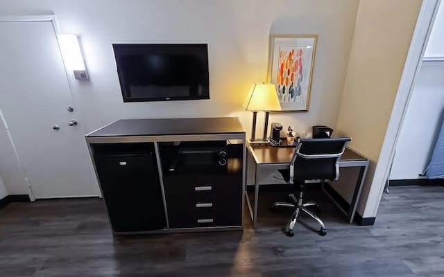 Quality Inn Burbank Airport-Standard Room, 1 King Bed, Non Smoking-3