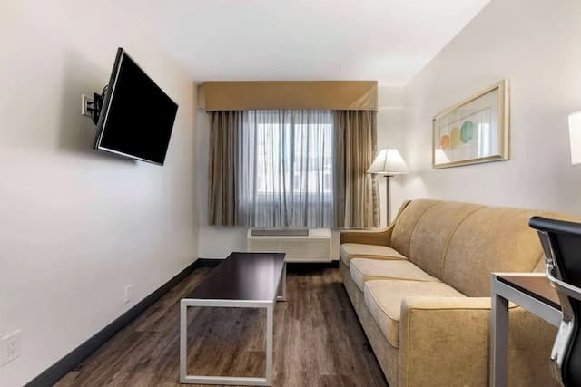 Quality Inn Burbank Airport-One Bedroom Suite, 1 Queen Bed, Living Room and Sofa Bed, Non Smoking-1