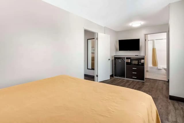 Quality Inn Burbank Airport-One Bedroom Suite, 1 Queen Bed, Living Room and Sofa Bed, Non Smoking-8