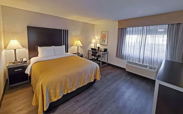Quality Inn Burbank Airport-One Bedroom Suite, 1 Queen Bed, Living Room and Sofa Bed, Non Smoking-3
