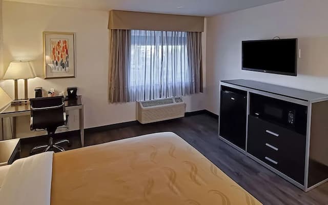 Quality Inn Burbank Airport-One Bedroom Suite, 1 Queen Bed, Living Room and Sofa Bed, Non Smoking-4