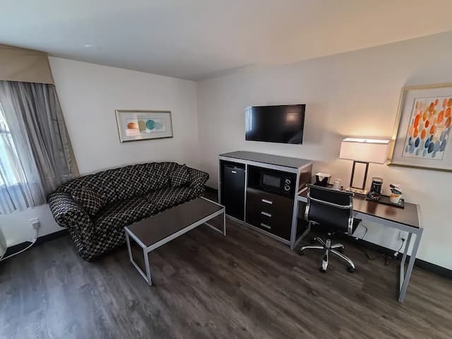 Quality Inn Burbank Airport-Deluxe Suite, 1 King Bed with Sofa Bed, Non Smoking-3