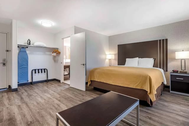 Quality Inn Burbank Airport-Deluxe Suite, 1 King Bed with Sofa Bed, Non Smoking-9