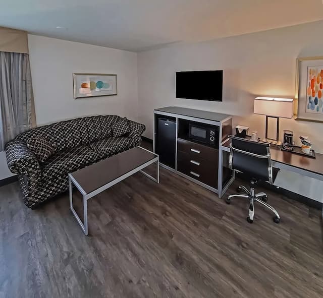 Quality Inn Burbank Airport-Deluxe Suite, 1 King Bed with Sofa Bed, Non Smoking-6