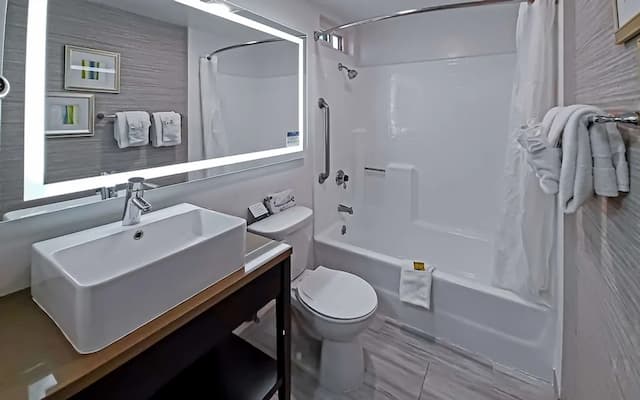 Quality Inn Burbank Airport-Deluxe Suite, 1 King Bed with Sofa Bed, Non Smoking-7