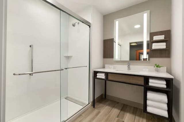 Hilton Garden Inn Seattle Airport-Deluxe Room, 1 King Bed-4