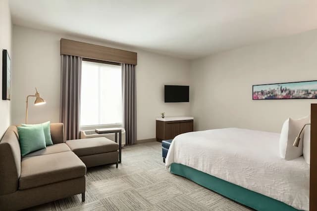 Hilton Garden Inn Seattle Airport-Deluxe Room, 1 King Bed, Accessible, Bathtub-2
