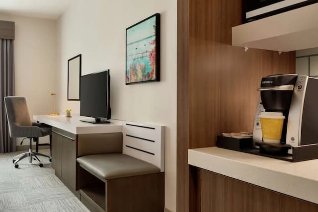 Hilton Garden Inn Seattle Airport-Room, 1 King Bed, Accessible (Hearing)-3