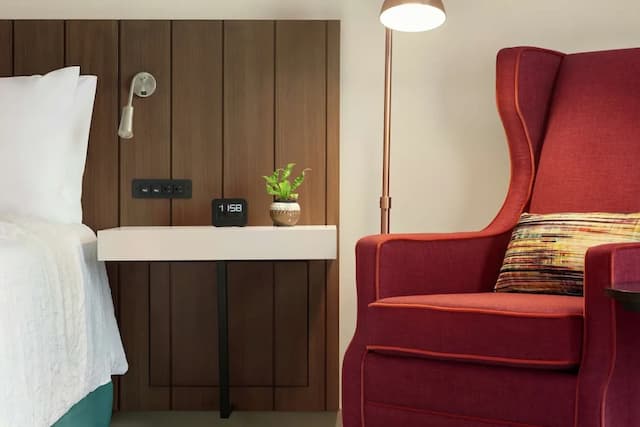 Hilton Garden Inn Seattle Airport-Room, 1 King Bed, Accessible (Hearing)-5