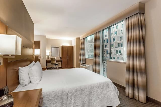 Hampton Inn Manhattan Grand Central-客房, 1 张特大床, 无障碍, 城市景观 (Bathtub)-1