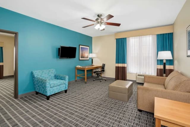 La Quinta by Wyndham Houston Willowbrook Vintage Park-Deluxe Suite, 1 King Bed, Accessible, Non Smoking (Deluxe Family Suite)-4