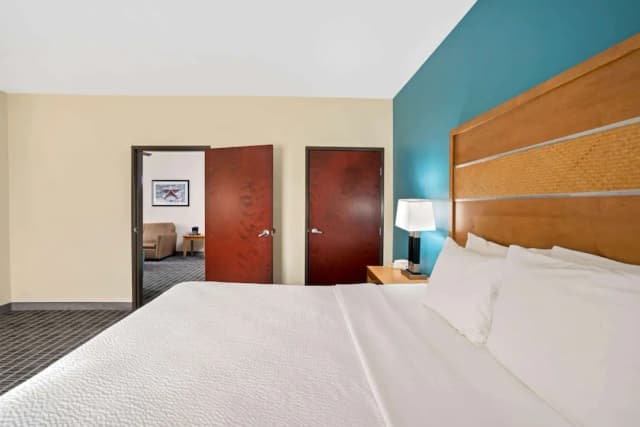 La Quinta by Wyndham Houston Willowbrook Vintage Park-Deluxe Suite, 1 King Bed, Accessible, Non Smoking (Deluxe Family Suite)-3
