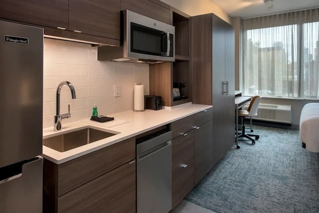 TownePlace Suites by Marriott New York Brooklyn-開放式客房, 1 張特大雙人床, 廚房 (Mobility Accessible, Roll-in Shower)-4