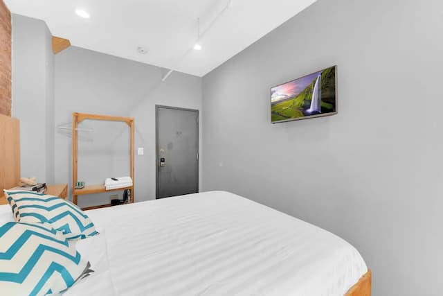 Morris Guest House-Exclusive Double Room, 1 Queen Bed, Shared Bathroom-7