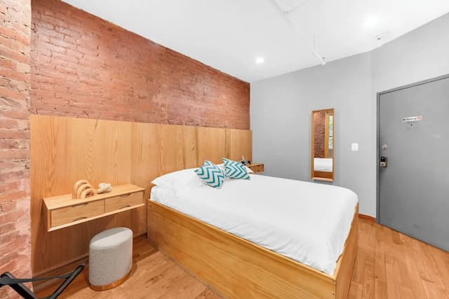 Morris Guest House-Exclusive Double Room, 1 Queen Bed, Shared Bathroom-5